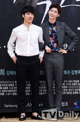 组图：李钟硕尹相铉再合作 挽手飞吻欢乐多