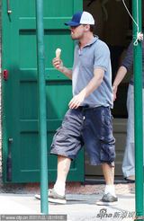 组图：莱昂纳多与布莱克甜蜜逛街 恋情渐趋明朗