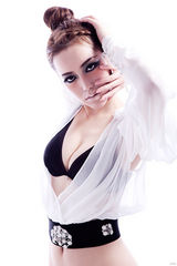 幻灯图：江伊涵登时尚杂志 大胆前卫造型夸张