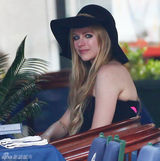 组图：艾薇儿蜜月甜蜜照 贵妇黑裙遮肚疑有孕