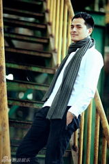 组图：边原深秋写真显睿智 电影《四戒》拍摄正酣