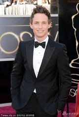 组图：85届奥斯卡红毯-雷德梅尼插兜耍帅