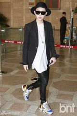组图：龙俊亨潮装现身机场飞上海参加时尚活动