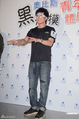 组图：林俊杰担任眼疾爱心大使 挑战摸黑自弹自唱