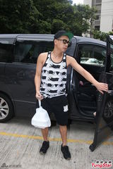 组图：陈小春为爱妻送早餐 提起儿子好心情