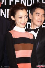 组图：吴佩慈低胸出席活动 范玮琪现身剪彩