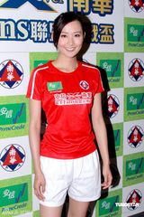 幻灯图：陈法拉变身足球宝贝 着球服秀飒爽英姿