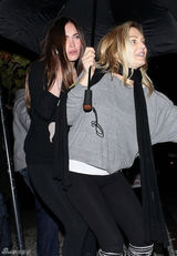 组图：辣妈梅根-福克斯产后首现身