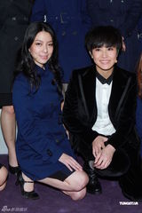 组图：何韵诗与路嘉欣合照 暗指英皇不满容祖儿绯闻