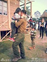 组图：电影《爸爸》曝花絮照 萌宝喂小动物有爱