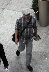 组图：徐峥现身机场独自离京 疑为新片准备素材