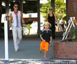 组图：史蒂芬妮夫妇运动完毕扫货 儿子兴高采烈