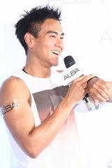 组图：彭于晏吸金破亿 难忘拍《大漠谣》经验