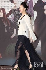 组图：韩国打造《舞林大道》 金圭丽裸背霏优雅