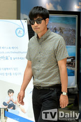 组图：韩星李钟赫花衬衫墨镜出席时尚活动