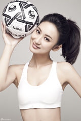 组图：郭珍霓变身足球宝贝 拍性感运动写真