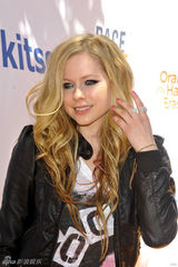 幻灯图：艾薇儿亮相派对 高跟鞋小西装晒女人味