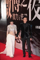 组图：2012新浪微博之夜红毯-情侣档李晨张馨予