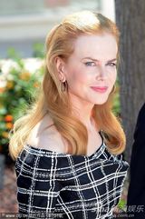 组图：妮可短裙现身新片记者会别样性感