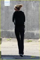 组图：吉赛尔-邦辰秀长腿 黑超遮面悠闲散步