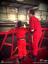 组图：郭涛带儿子石头赛车 体验速度快感