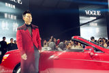 组图：时装周开幕 严宽红色战袍抢眼