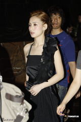 组图：阿娇露肩黑礼服衬白皙肌肤 大秀光洁美背