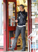 高清图：克里斯-海姆斯沃斯现身伦敦 吐舌表情多