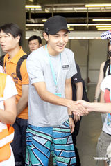 高清图：壹基金杯慈善赛车将开战 众星高温苦练