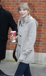 高清组图：泰勒-斯威夫特伦敦街拍马尾辫清新