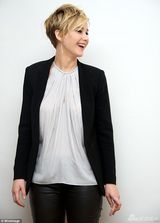 组图：23岁劳伦斯短发LOOK清爽 被指借鉴贝嫂