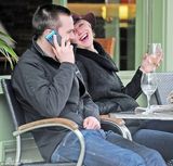 组图：劳伦斯与男友霍尔特恩爱出街 戒指秀甜蜜