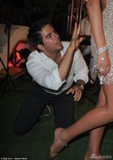 组图：艳星玛里尼与男星贴面舞 压胸啃腿尺度大