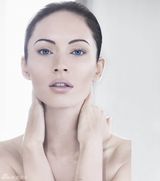 高清组图：梅根-福克斯代言彩妆 性感红唇抢眼