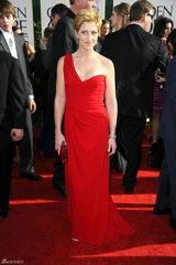 高清图：伊迪-凡尔克红色长裙演绎知性女神