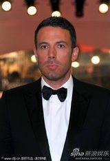 阿弗莱克帅气亮相威尼斯 丽贝卡-豪尔风情万种(图)