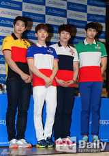 组图：韩团2AM出席签名会 运动风展青春活力