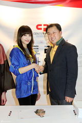 组图：f(x)宋茜便装出席签名会笑容娇美