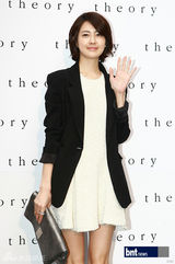 组图：少时秀英与金来沅等出席名品开业礼