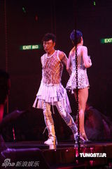 组图：许志安出道25周年红馆开唱 郑秀文捧场