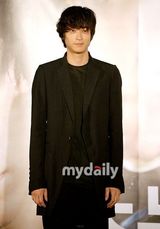 组图：姜东元高修宣传显型男本色 现场大秀兄弟情深