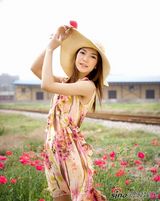 高清组图：《唱响》金叶夏日写真 邻家女孩清新靓丽