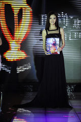 组图：景甜变街拍达人点亮《时尚生活》创刊号封面