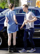 组图：安妮-海瑟薇街拍 牛仔连衣裙搭黑靴