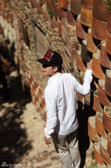 组图：李玉刚采风误闯古镇 亲手制陶感受文化