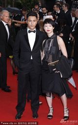 组图：陈坤携《过界》剧组亮相红毯 黑西服帅气