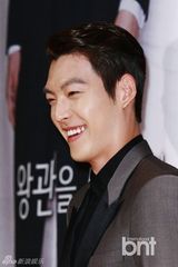 组图：李敏镐红装宣传《继承者》 主创华丽齐聚