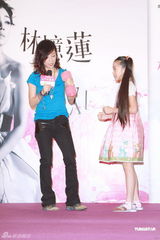 组图：林忆莲签售会避谈绯闻 车窗爆炸有惊无险