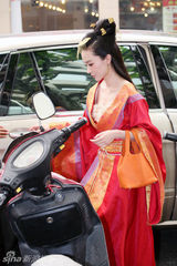 幻灯图：霍思燕穿古装上街引侧目 拎名包眉飞色舞