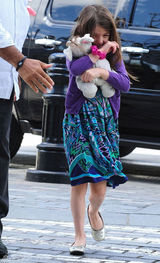 组图：6岁苏瑞可爱现身 花裙抢眼毛绒玩具不离身